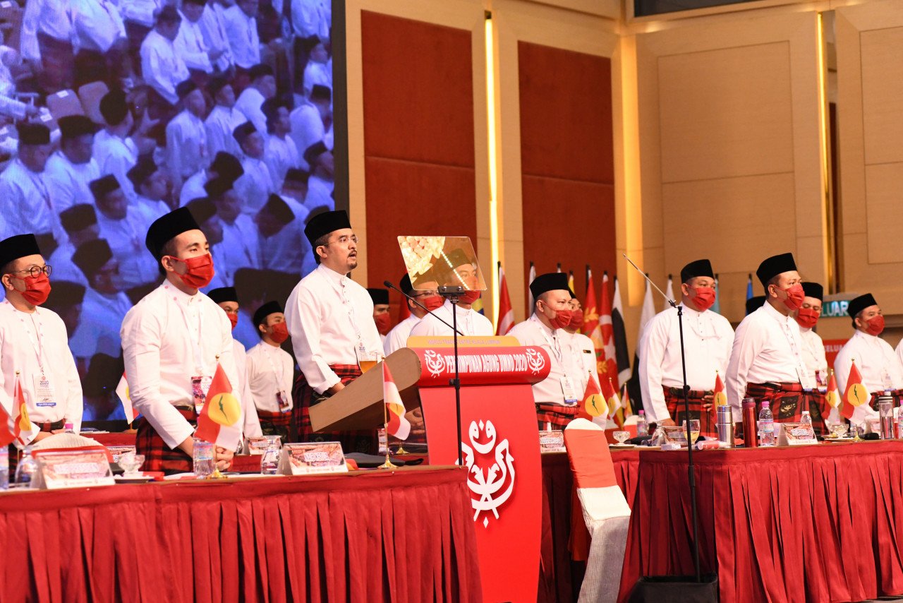 Ketua Pemuda UMNO Datuk, Dr Asyraf Wajdi Dusuki bersama barisan kepimpinan Pemuda UMNO di PWTC.