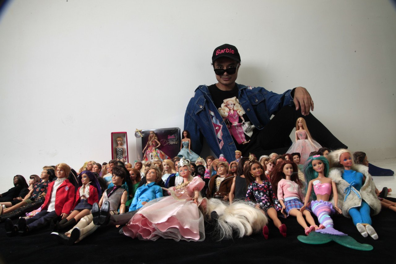 Mel bersama koleksi Barbie miliknya. - Gambar oleh Mel Muzammil & Carlos Khu/Khu Studio