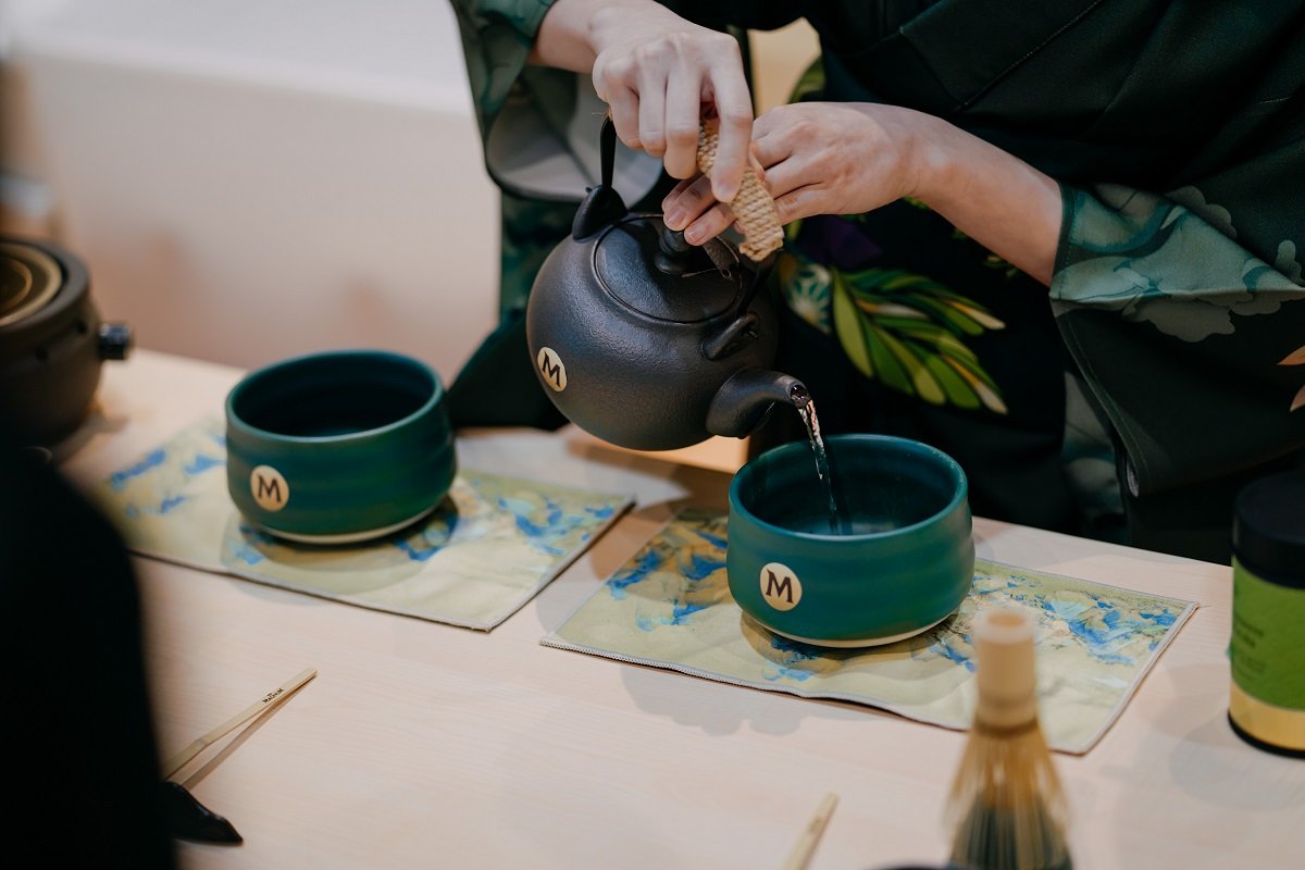 Upacara menyediakan teh hijau turut diadakan untuk tetamu. gambar Magnum