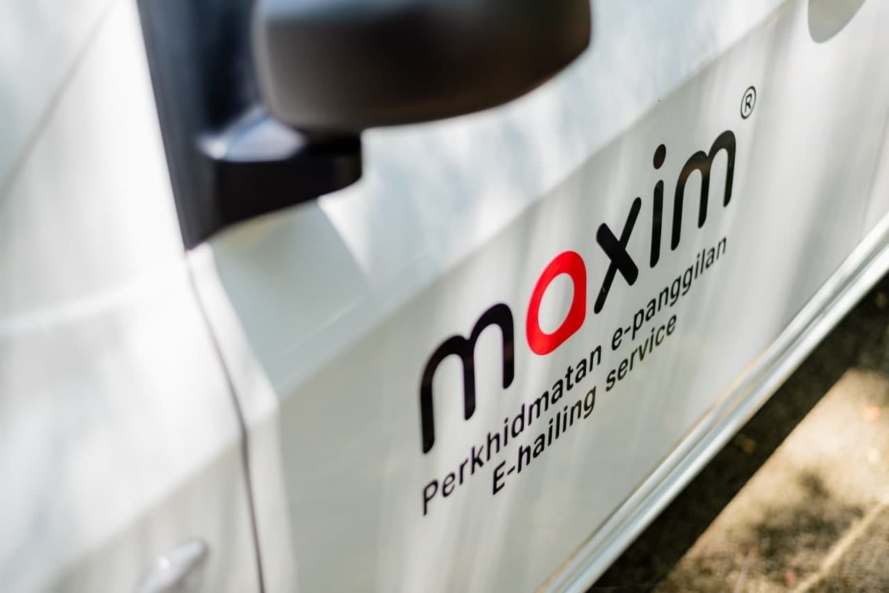 Pemandu Maxim berdaftar boleh menghubungi pejabat Maxim berdekatan untuk membuat temujanji bagi mendapatkan tarikh dan masa yang sesuai untuk pemasangan pelekat tersebut