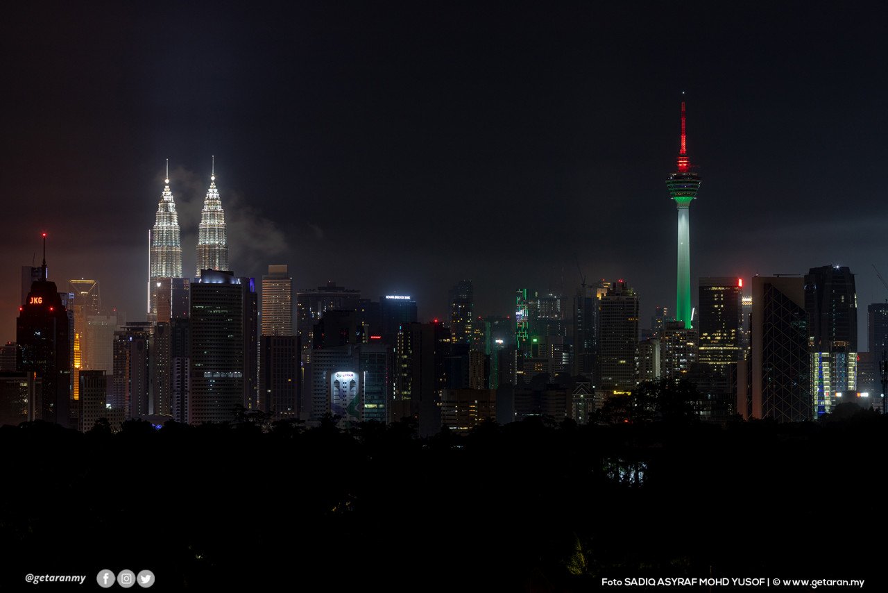 Pemandangan menarik Menara Kuala Lumpur yang dilimpahi lampu warna bendera Palestin.