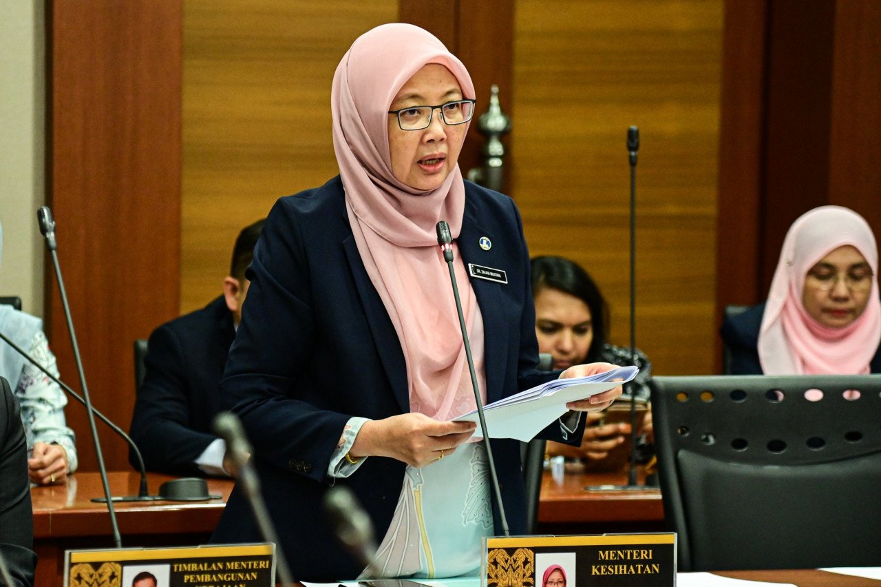 Menteri Kesihatan, Dr Zaliha Mustafa ketika menjawab soalan Ahli Parlimen Padang Terap di Sesi Kamar Khas, di Parlimen baru-baru ini. - gambar media sosial Dr Zaliha Mustafa