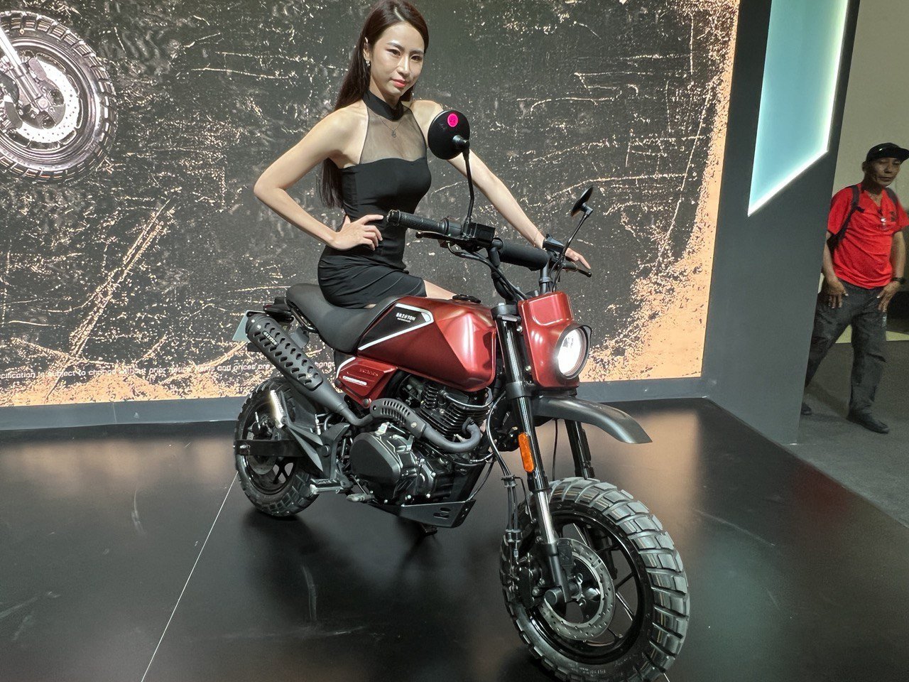 Model bersama Scrambler-Mini Brixton CrossFire 125 XS KL Bike Show 2023 baru-baru ini. gambar MForce Bike