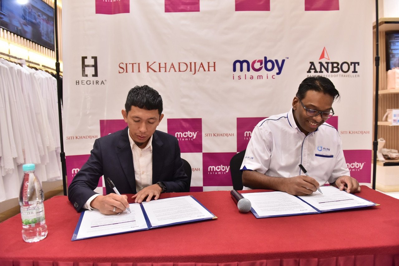 Mohammad Munzir Aminuddin (kiri) menandatangani MOU dengan Rian Philip.