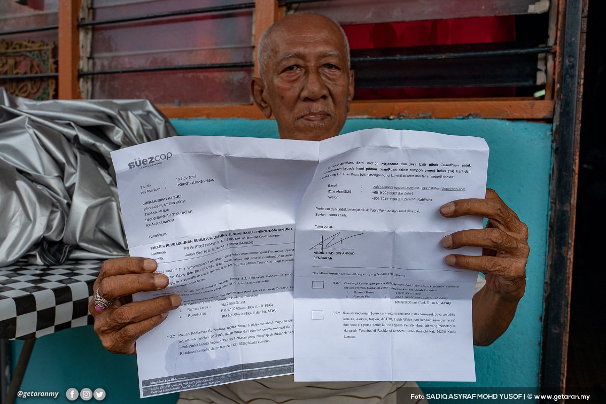 Mohd Yusop Suli menunjukkan notis pengosongan kediaman dalam masa 14 hari.
