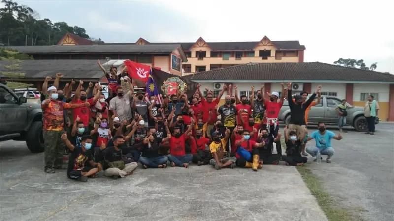 Sebahagian sukarelawan dari pelbagai NGO di Kuala Krai, Kelantan yang terbabit dalam misi membantu mangsa banjir di Selangor, pada Disember lalu.
