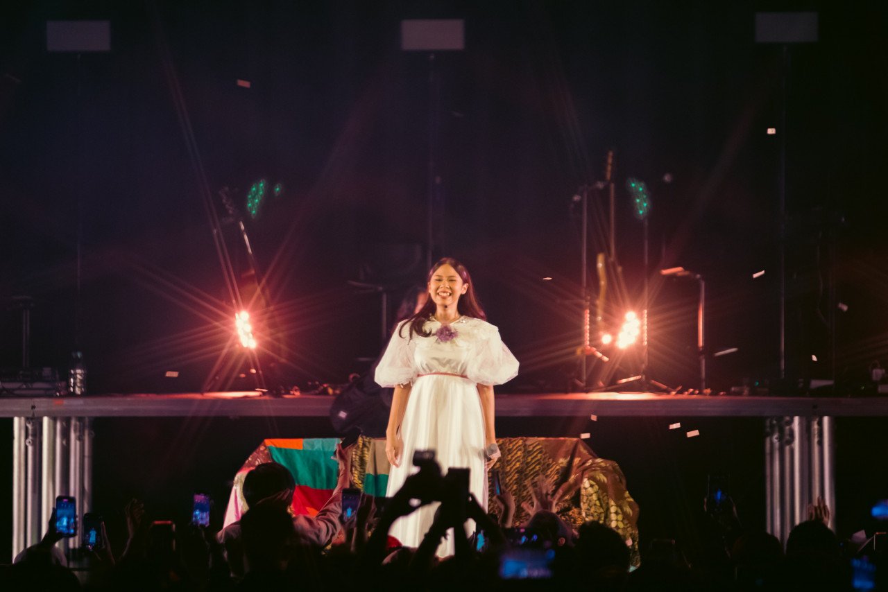 Nadin membuka panggung dengan membawakan kesemua lagu dalam album terbarunya, 'Kalah Bertaruh'