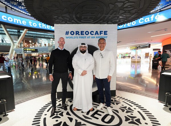 Jaya Singh (paling kanan) yakin OREO Café Doha akan mengukuhkan kedudukannya sebagai outlet utama. - Gambar Mondelēz International