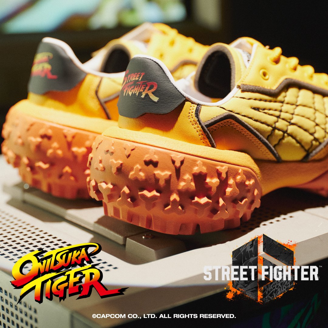 Ia dihiasi dengan logo Onitsuka Tiger di bahagian tumit kiri sementara logo Street Fighter di tumit kanan. - Gambar Onitsuka Tiger