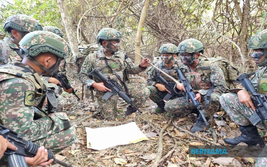 Anggota tentera yang bertugas dalam Ops Balasah mendengar taklimat taktikal sebelum memulakan tugas. - gambar BERNAMA 