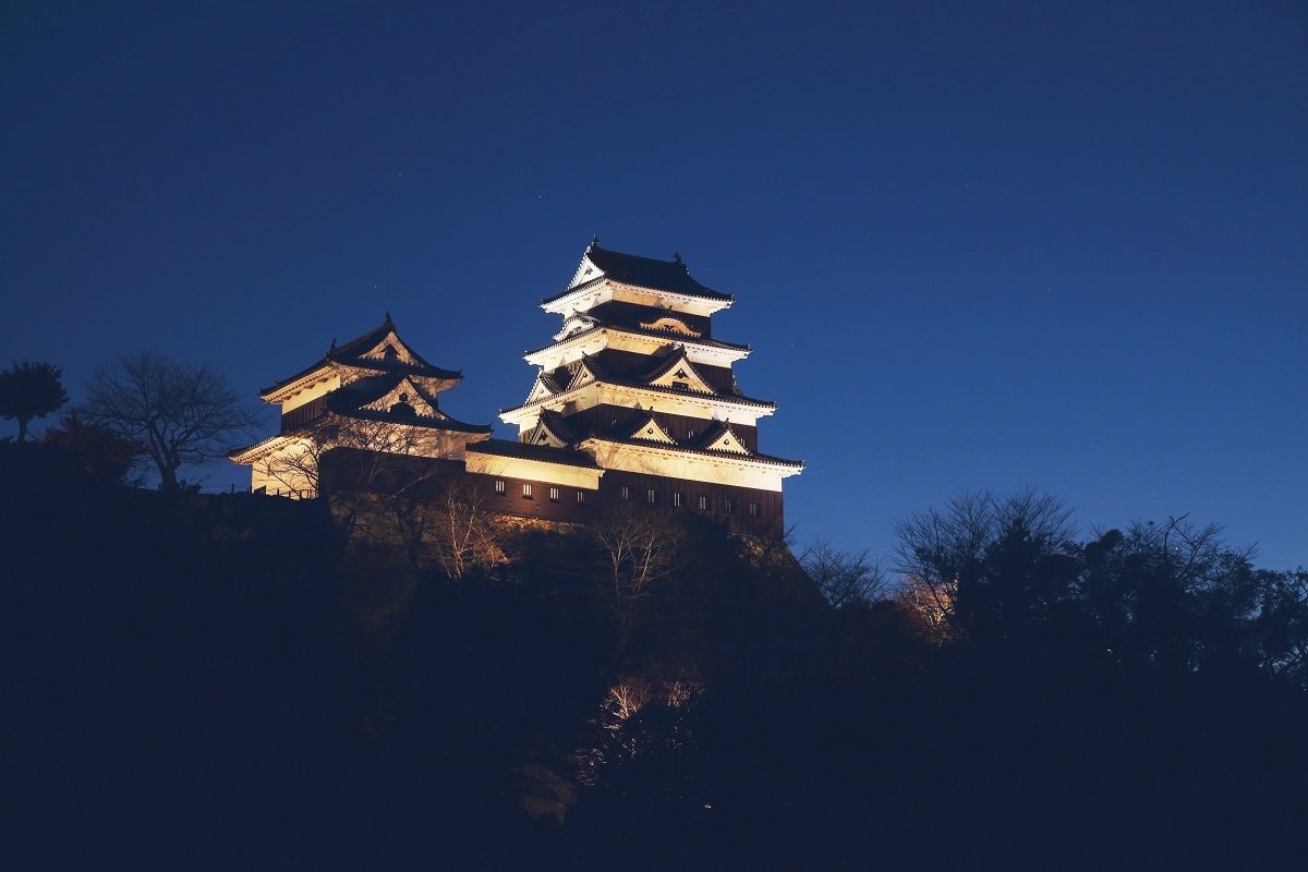 Pemandangan Istana Ozu pada waktu malam.