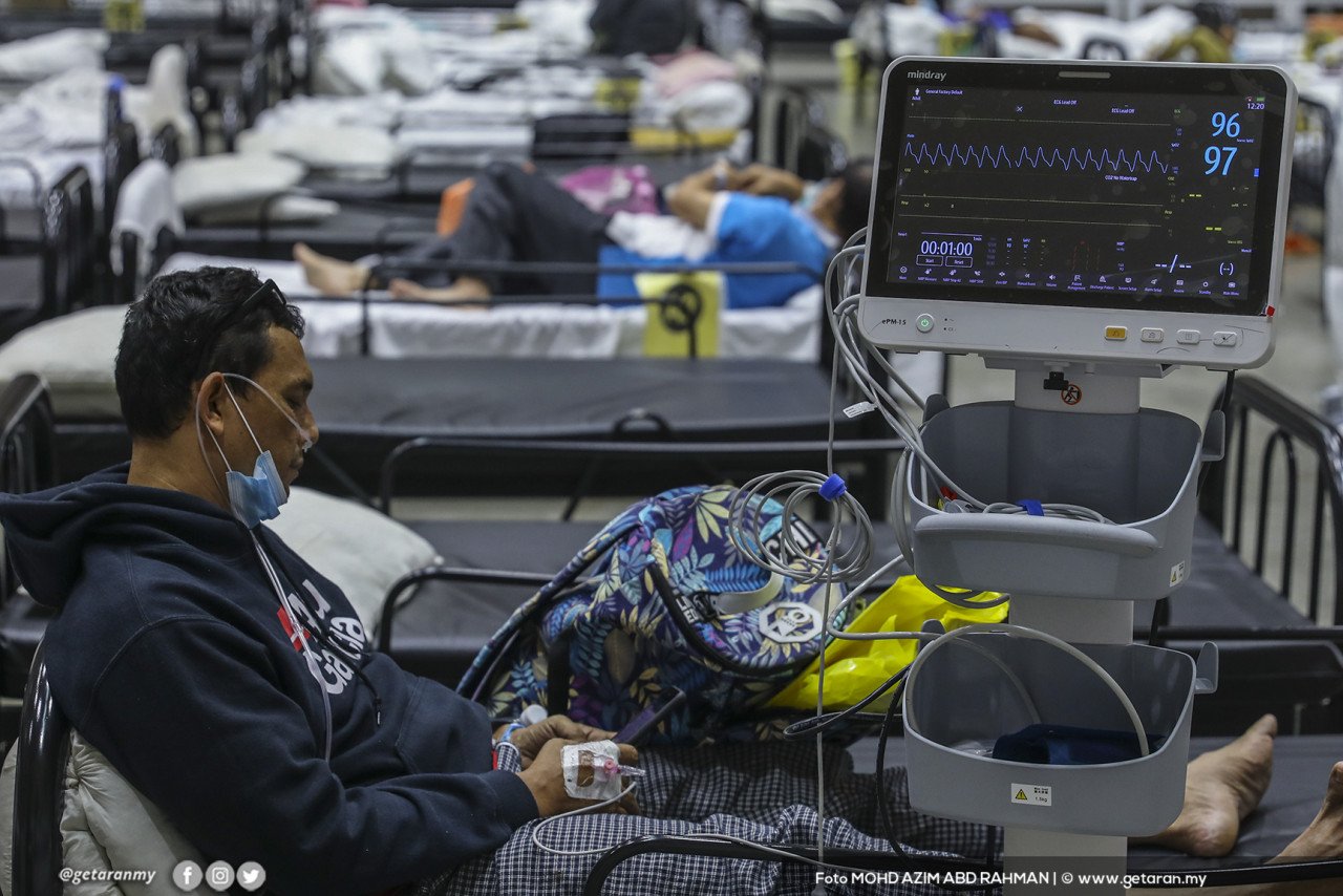 Seorang pesakit COVID-19 kategori 3 sedang menjalani kuarantin di PKRC, di MAEPS, Serdang.