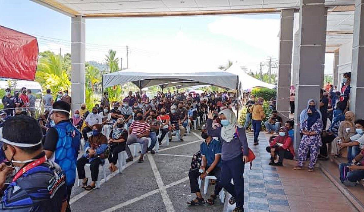 Hampir 1,500 orang termasuk warga asing membanjiri PPV Dewan Sri Perdana meskipun jumlah yang ditetapkan KKM hanya 300 orang. 