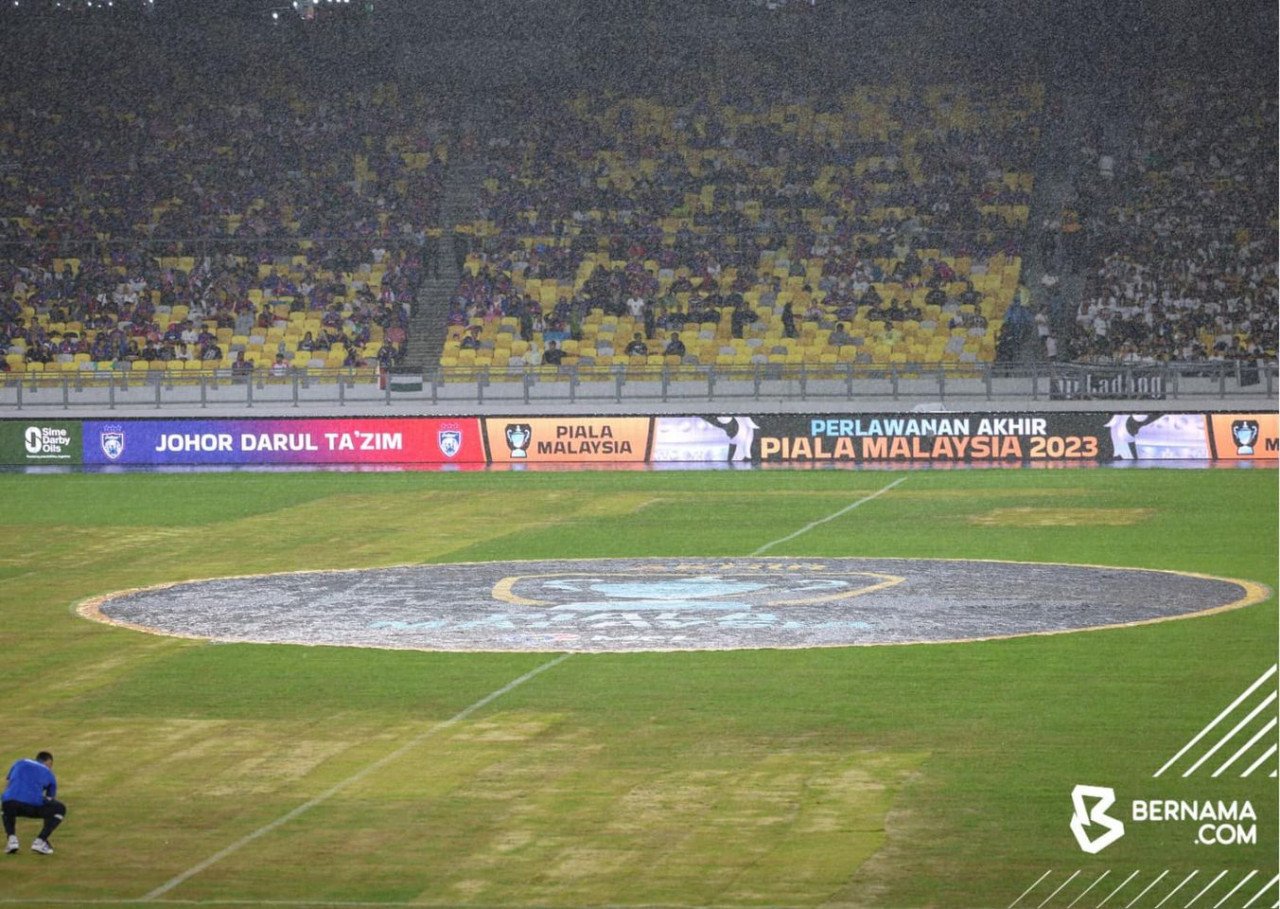 Keadaan padang Stadium Nasional Bukit Jalil sebelum sepak mula, malam ini. - gambar BERNAMA