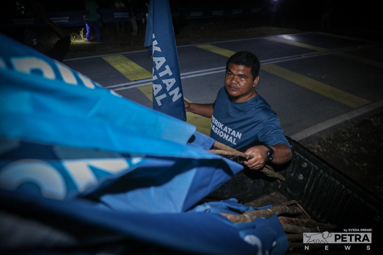 Sejumlah bendera yang telah sedia untuk dipasang petugas-petugas di lokasi strategik sekitar Kuala Triang. - Gambar oleh Syeda Imran