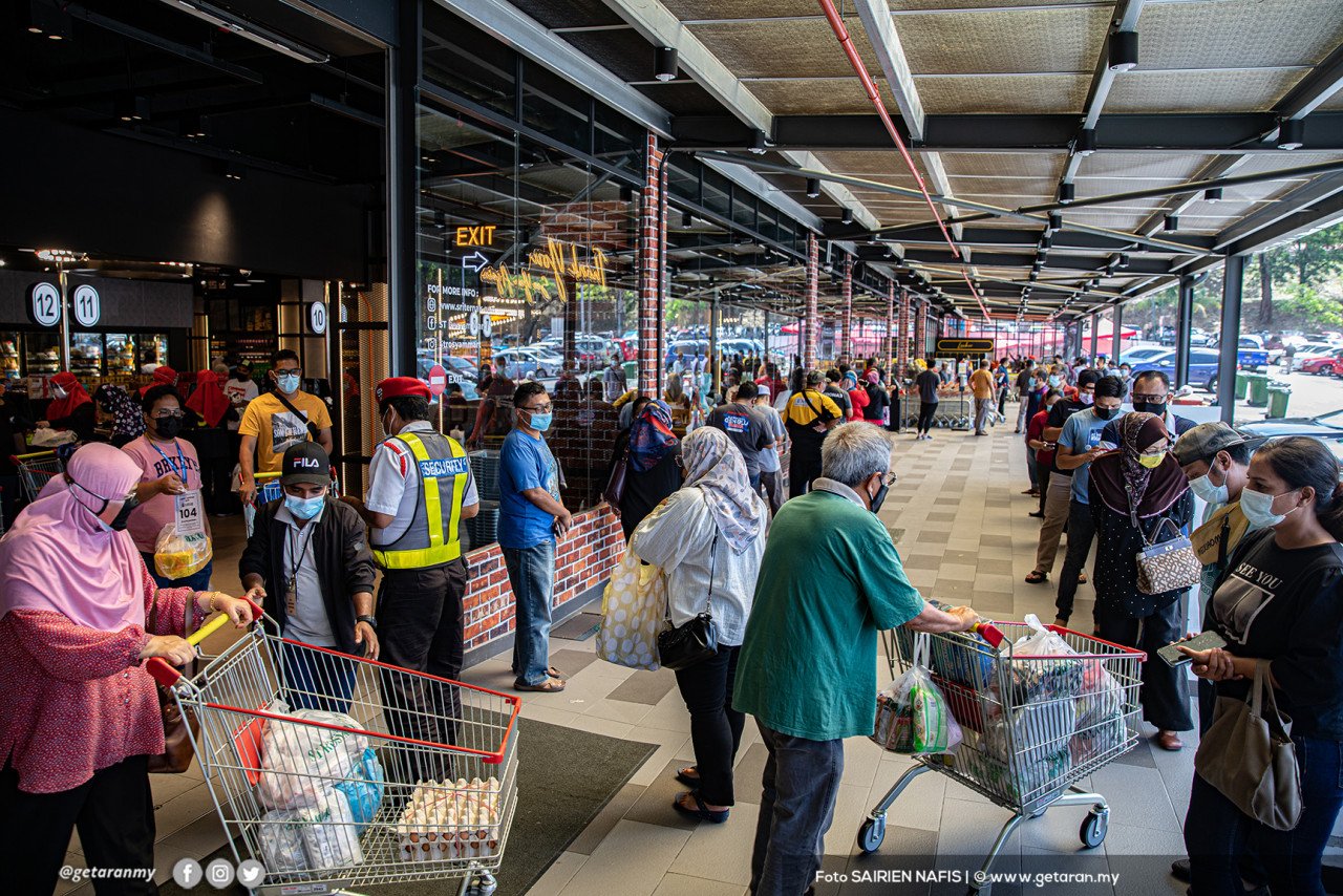Keadaan di pasar raya ST Rosyam Mart di Shah Alam yang dipenuhi orang ramai sejak ia dibuka pagi tadi..