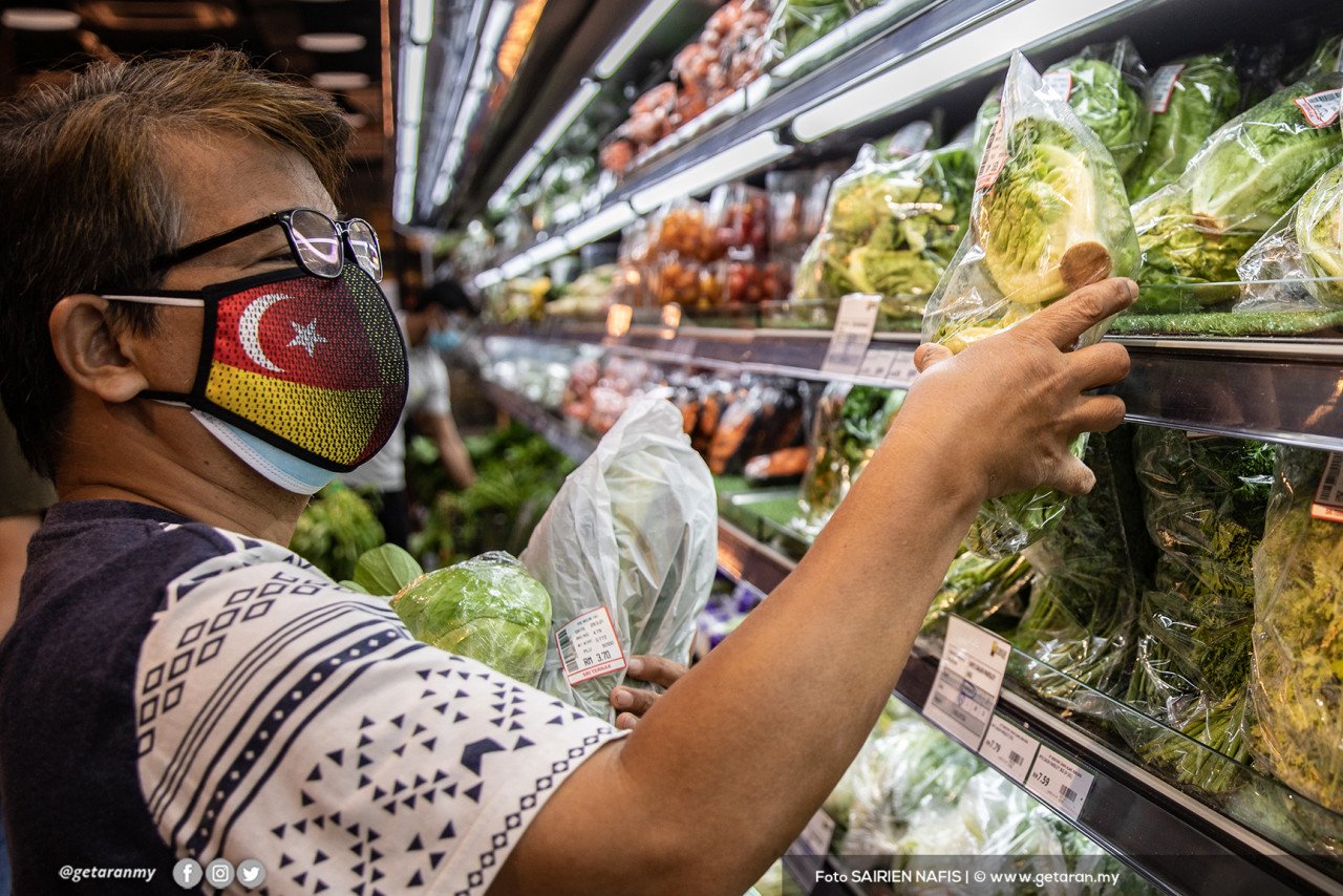 Sayur-sayuran dan barang basah menjadi tumpuan pembeli di ST Rosyam Mart di Shah Alam.