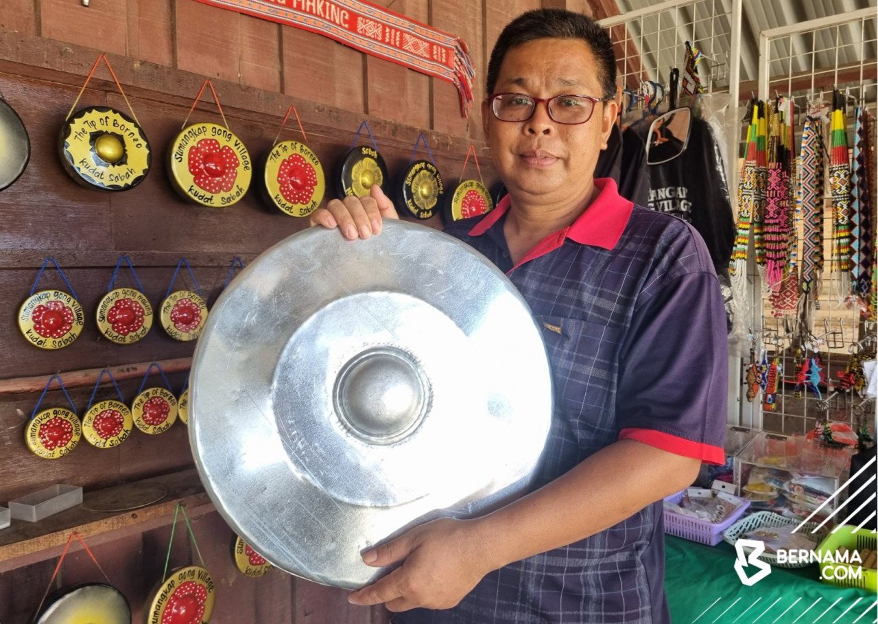 Pembuat gong generasi ketiga, Ronny Makuut menunjukkan gong yang dihasilkan. - gambar BERNAMA