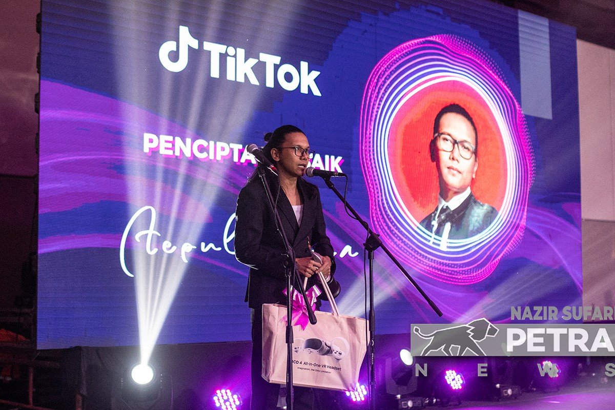 Vokalis Drama Band, Aepol Roza ketika menerima Anugerah Karya Muzik Terbaik dalam TikTok. - gambar Nazir Sufari