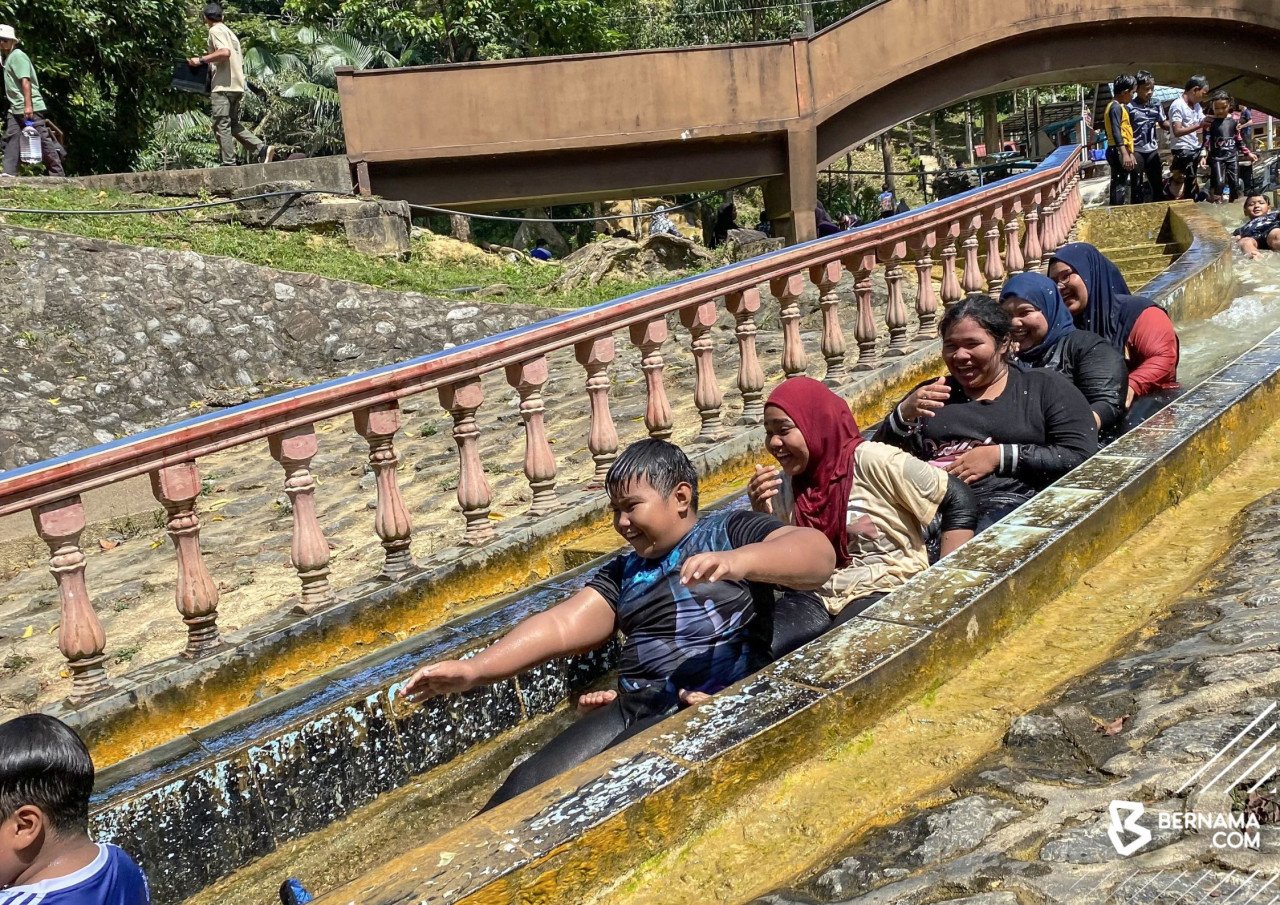 Pengunjung beriadah dalam Geotapak Eko RImba Bukit Ayer. - gambar BERNAMA