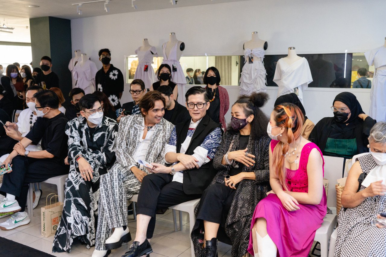 Pereka fesyen terkenal Hatta Dolmat (dua dari kiri) turut hadir bersama Andrew Tan dan Melinda Looi. - Gambar ihsan Taylor's University