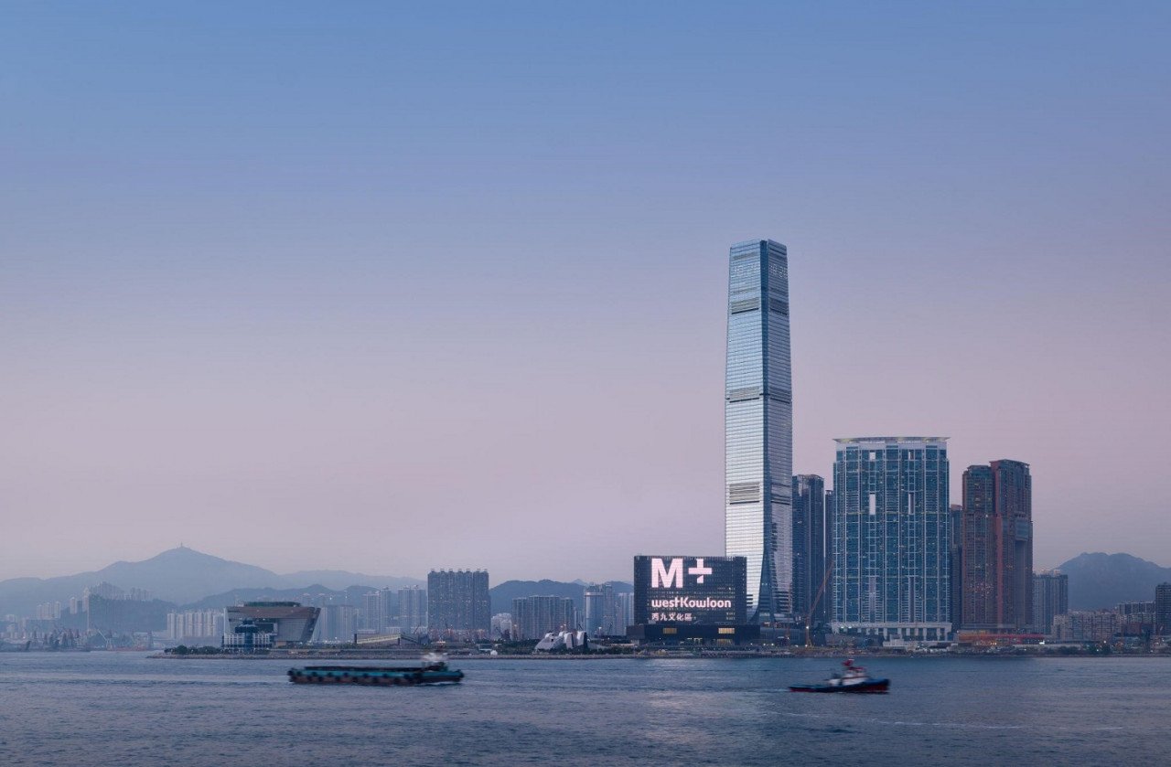 Bangunan M+ adalah salah sebuah bangunan terbesar di dunia dan antara tanda tempat paling ikonik di Hong Kong