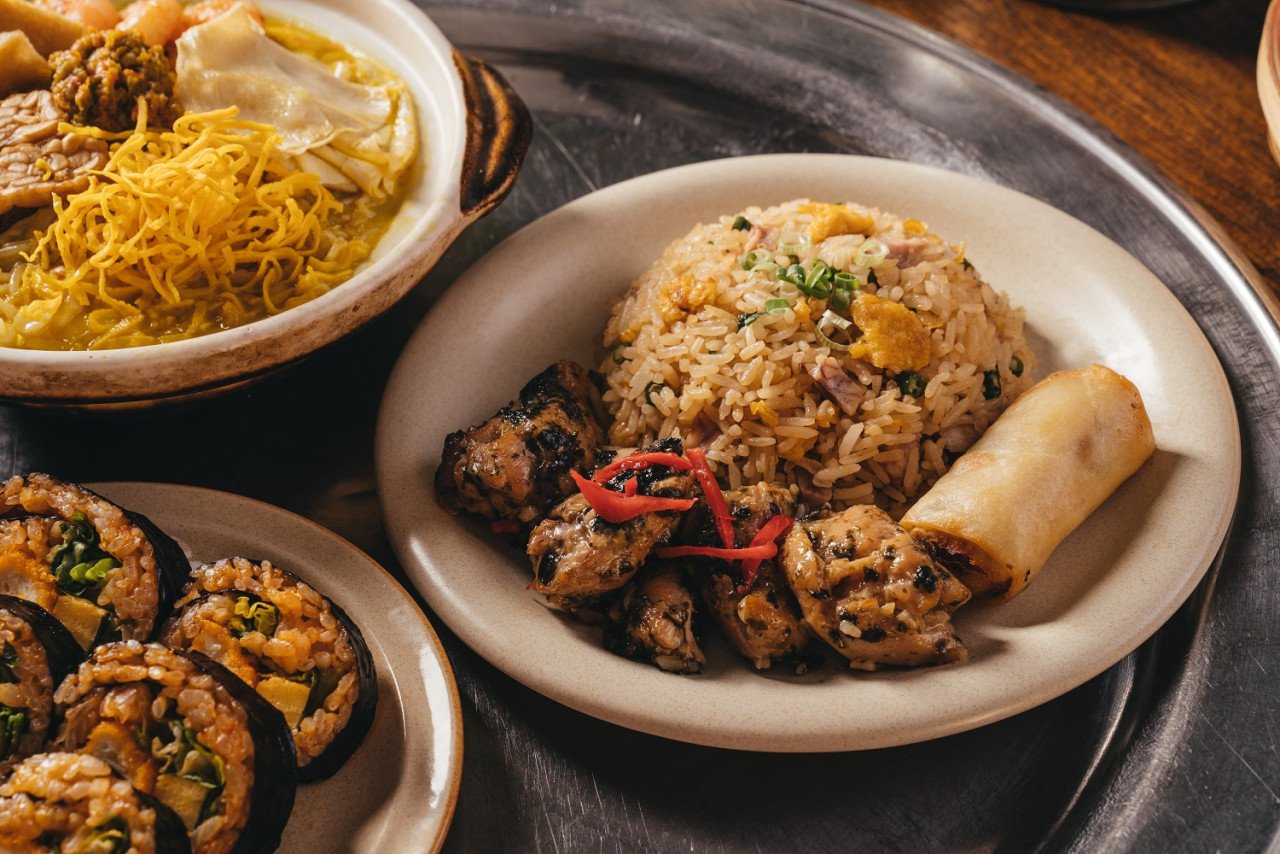 Nasi Goreng Yuan Yang bersama Ayam Rumpai Laut Berkuah - Gambar ihsan CU