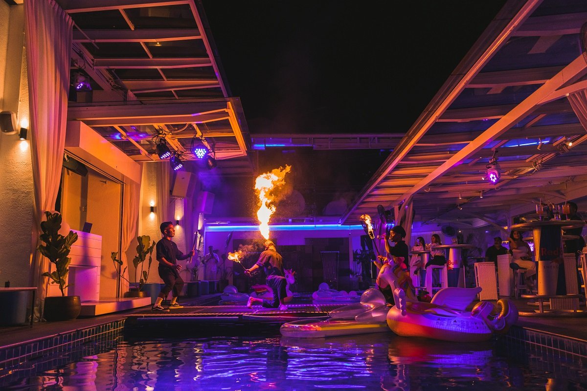 Pertunjukan api menambahkan tarikan Puteh Rooftop Bar Melaka.