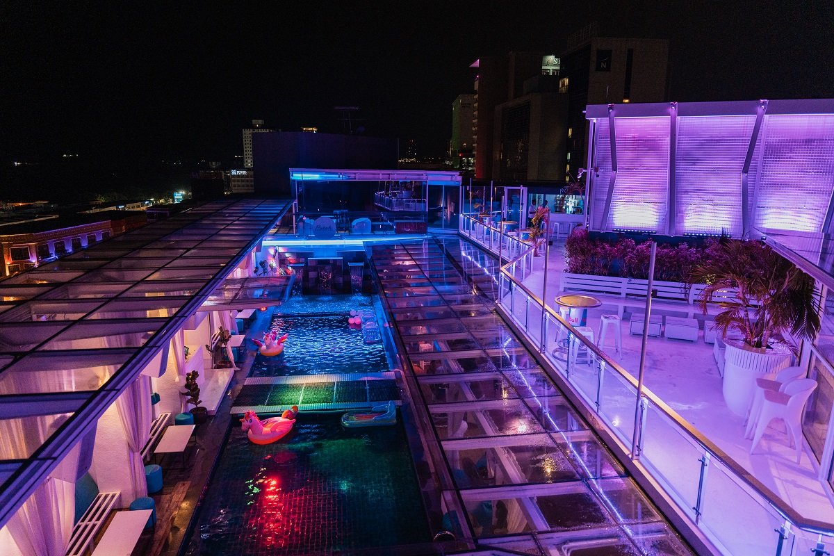 Pemandangan Puteh Rooftop Bar Melaka pada waktu malam.