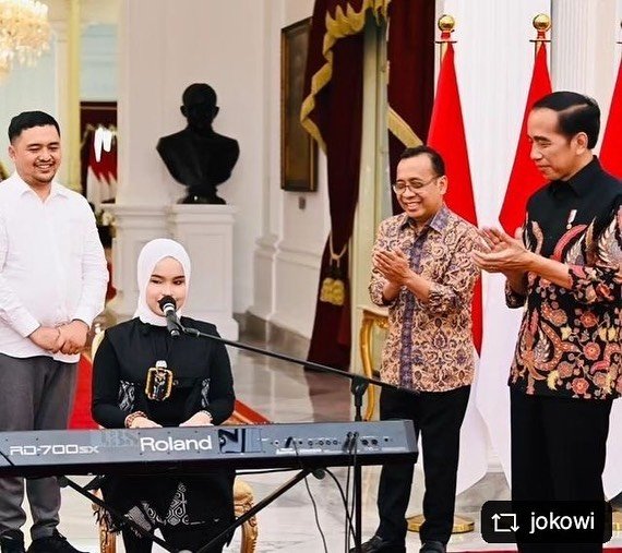 Jokowi menikmati persembahan lagu 'Loneliness' ciptaan Putri Ariani. - Gambar Instagram Putri Ariani