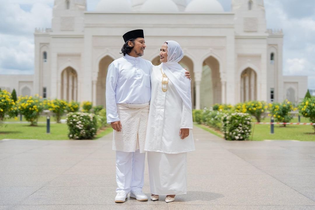 Tahniah ducapkan buat pasangan mempelai Rashidi dan Wan Hasliza. - Gambar Instagram