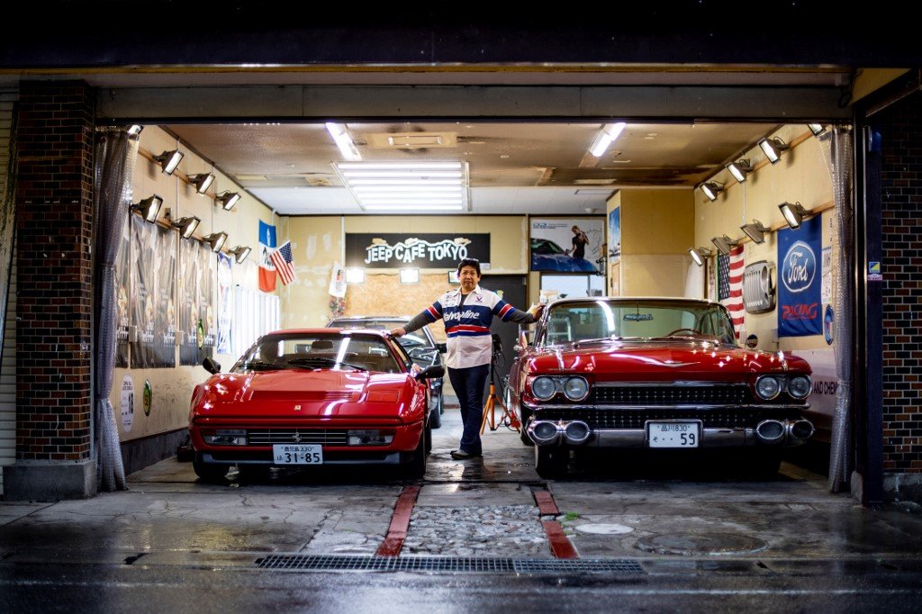 Hiroyuki Wada bersama 1987 Ferrari 328 GTB (L) dan 1959 Cadillac Coupe DeVille (R). Gambar: Phillip Fong, AFP