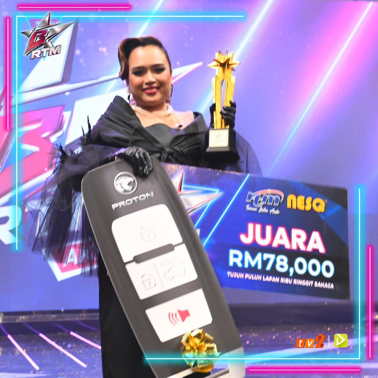 Roxy Ixzy bersama hadiah yang dimenanginya selepas menjuarai Bintang RTM 2024. - gambar FB RTM