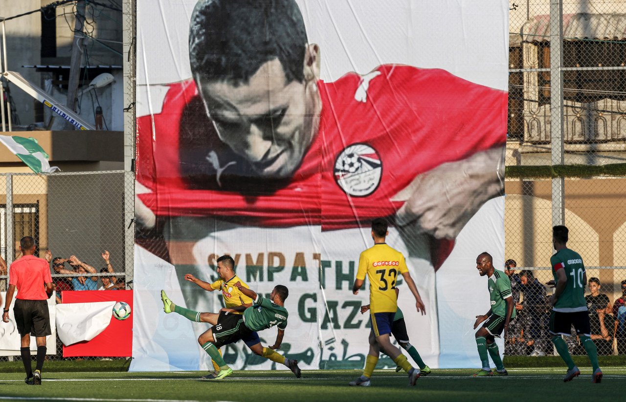 Poster gergasi pemain Mesir Mohamed Aboutreika di Gaza pada tahun 2019. Gambar: SAID KHATIB / AFP