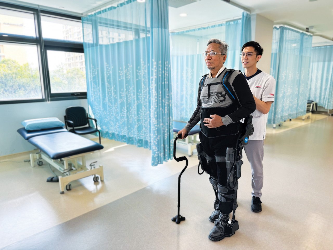 Penggunaan mesin exoskeleton boleh meningkatkan keupayaan mobility pesakit strok. 
