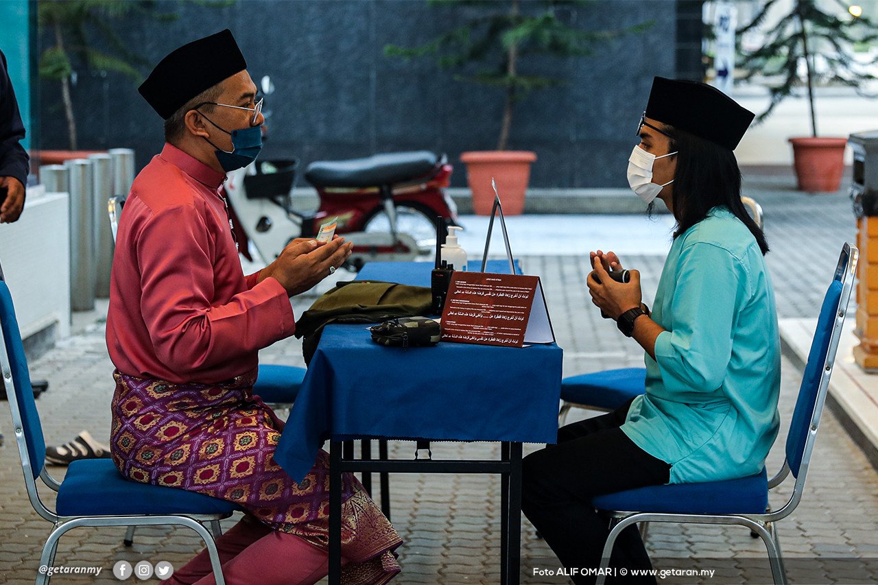Antara jemaah yang mengambil kesempatan membayar zakat fitrah di Masjid Negara.