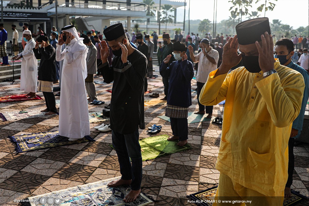 Jemaah menunaikan solat sunat Aidilfitri di luar perkarangan Masjid Negara.