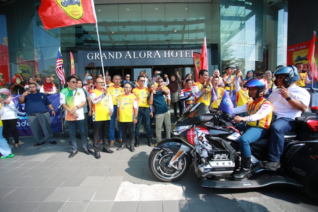 Menteri Besar Kedah, Datuk Seri Muhammad Sanusi Md. Nor menaiki salah satu motosikal berkuasa tinggi yang menyertai 19th Wingers Camaraderie Ride di Dataran Medan Bandar, Alor Setar. - gambar Rafisqi Radhi