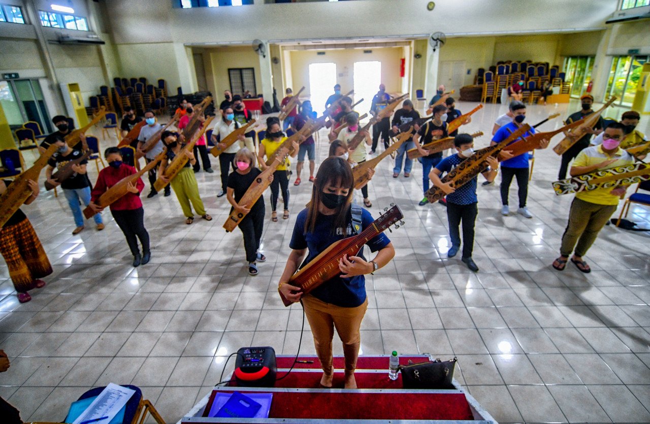 Elizabeth Bungan (depan) mengadakan sesi latihan bersama 50 peserta di Akademik Kastam Malaysia Cawangan Sarawak sebagai persediaan persembahan.