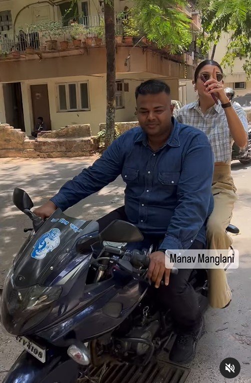 Anushka ketika menunggang motosikal dengan pengawal peribadinya bagi mengelak kesesakan jalan raya. - Gambar tangkap layar Instagram Manav Manglani 