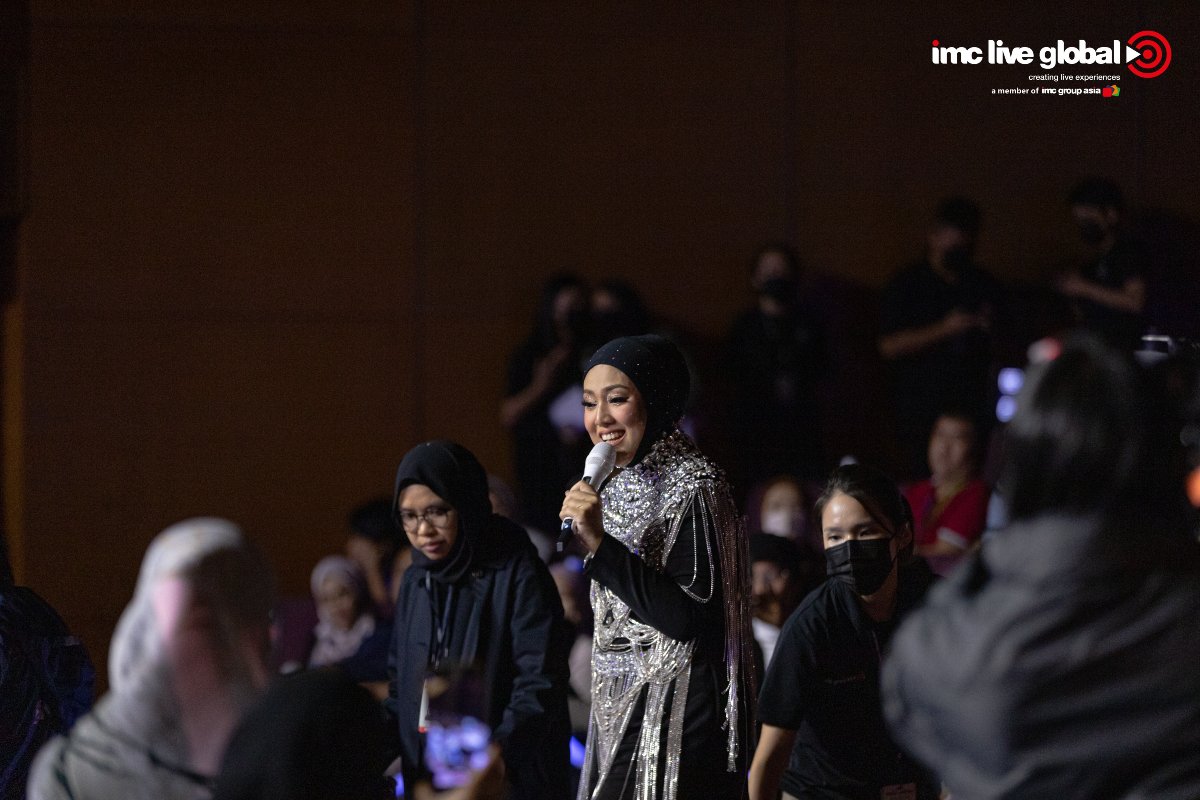 Shila Amzah membawakan beberapa lagudalam pelbagai bahasa seperti bahasa Inggeris, Tagalog, Mandarin, Itali dan Perancis pada konsert tersebut.