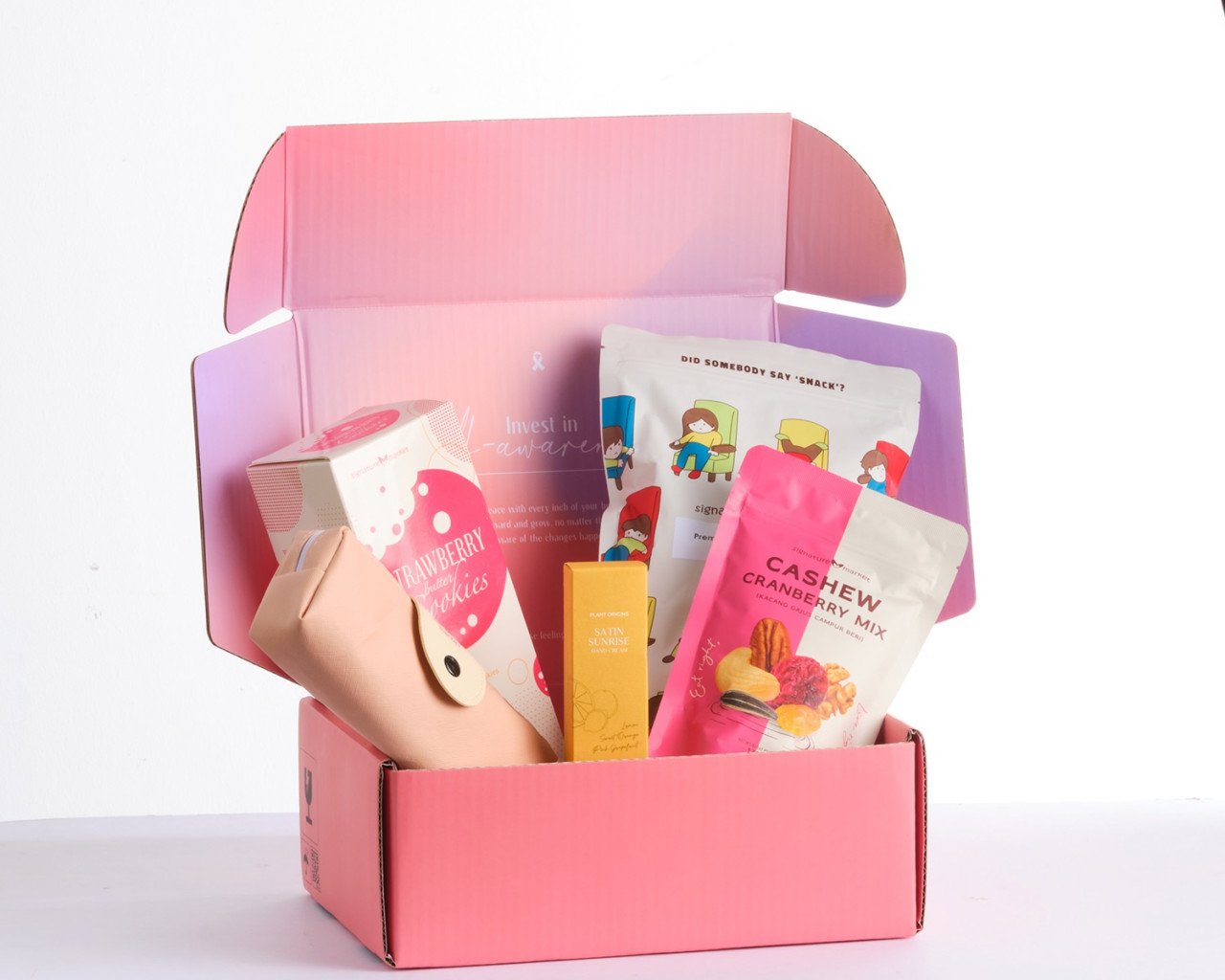Kotak hadiah eksklusif Signature Market yang bertema 'Together In Pink' - Gambar ihsan Signature Market