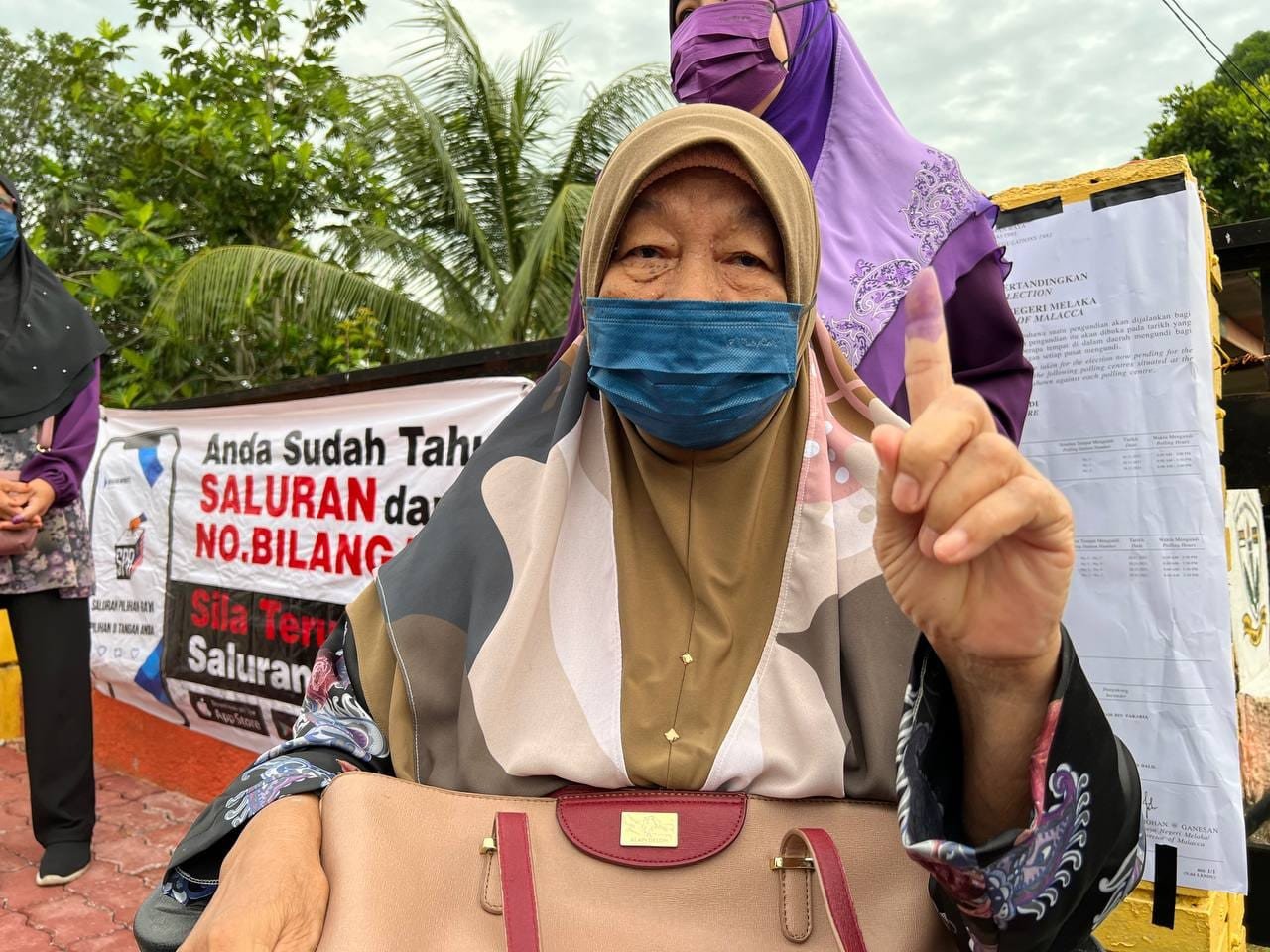 Siti Maimun Hassan selesai mengundi pada PRN Melaka. - Gambar Aiman Sadiq