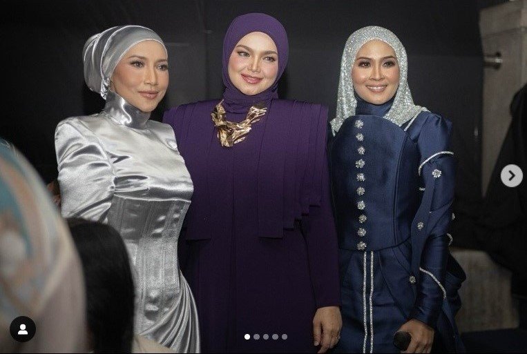 Siti Nordiana (kanan) bergambar bersama Siti Nurhaliza dan Ziana Zain yang turut mengadakan persembahan pada Konsert Tahun Melawat Melaka 2024.