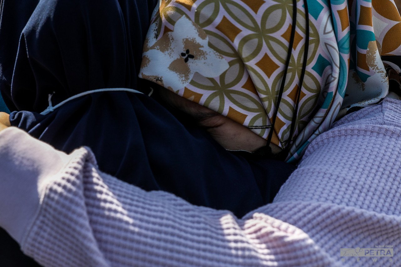 Siti Zubaidah memeluk anaknya, Noor Asyikin Bunnawi selepas terpisah selama beberapa bulan. - Gambar Alif Omar