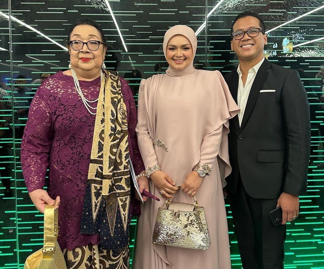 Siti Nurhaliza bersama komposer lagu Andi Rianto (kanan) dan penulis lirik, Sekar Ayu Asmara (kiri). - Gambar Instagram