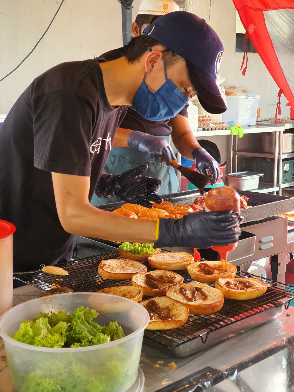 Burger percuma disediakan untuk diagihkan kepada 1,000 penghantar makanan di sekitar Lembah Klang.