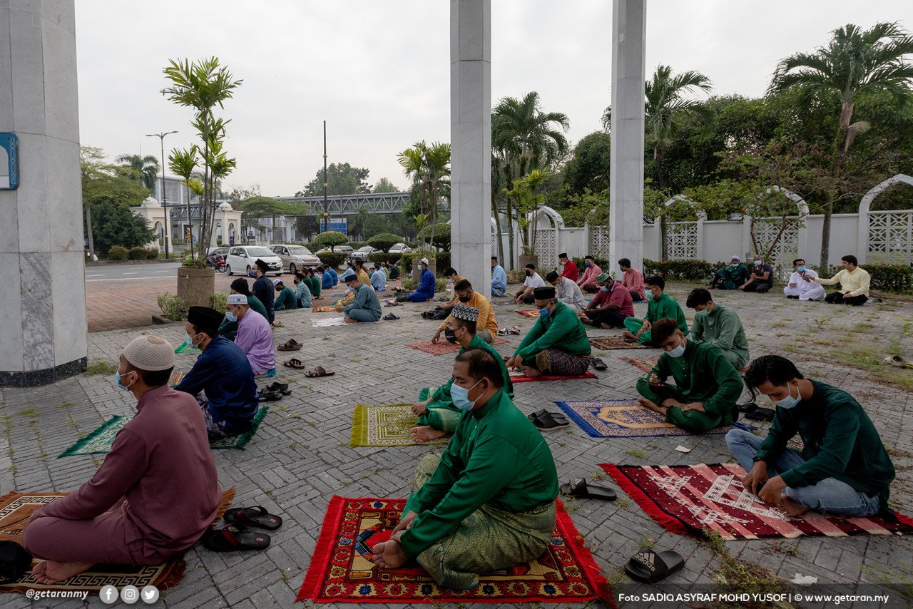 Orang ramai memenuhi perkarangan luar Masjid Sultan Salahuddin Abdul Aziz Shah di Shah Alam, Selangor.
