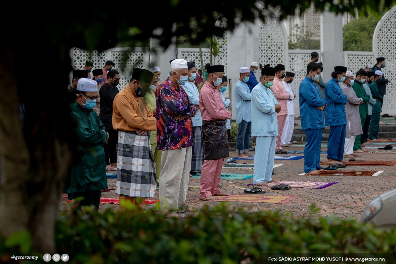 Jemaah terpaksa menunaikan solat sunat Aidilfitri di luar Masjid Sultan Salahuddin Abdul Aziz Shah di Shah Alam, Selangor.