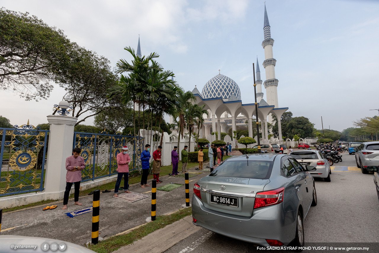Pematuhan SOP tetap dijalankan walaupun bersolat di luar Masjid Sultan Salahuddin Abdul Aziz Shah di Shah Alam, Selangor.